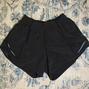 Lululemon Hotty Hot Low Rise Lined Shorts 2.5